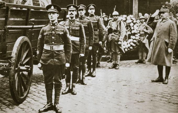 Маршал Фоч френски генерал поздравяване Британският неизвестен войник около 1918г