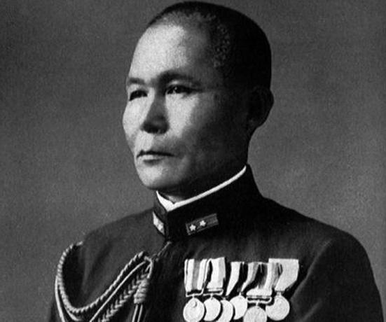Вицеадмирал Джисабуро Озава гледаше вляво в морската си униформа.