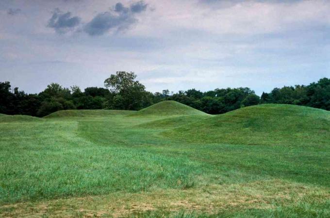 Изглед на Mound City към Националния исторически парк Хоупуел Култура, близо до днешния град на Чиликот Охайо