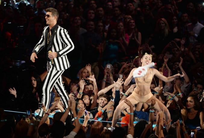 Робин Thicke и Майли Сайръс се представят по време на MTV Video Music Awards 2013 на Barclays Center на 25 август 2013 г. в град Бруклин в Ню Йорк.