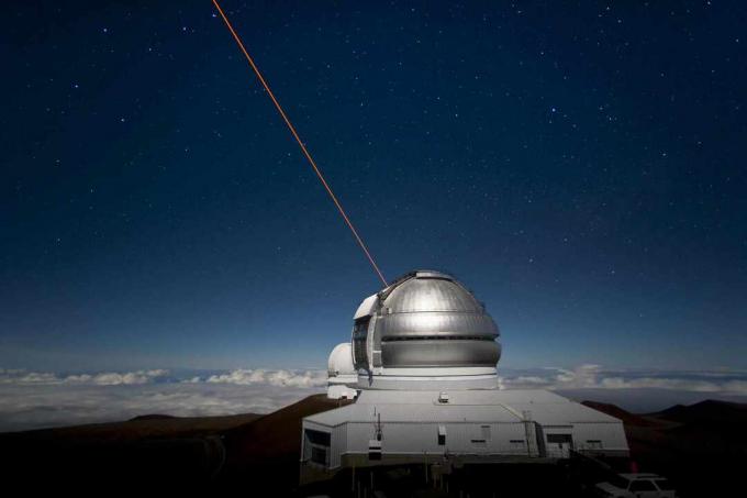 Обсерватория Близнаци Север с лазерна система за водещи звезди.