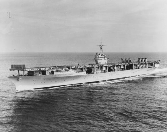Самолетен превозвач USS Ranger в морето с празен полет.