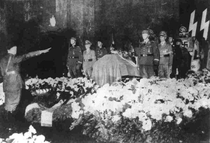 снимка на Хитър на погребението на Райнхард Хайдрих