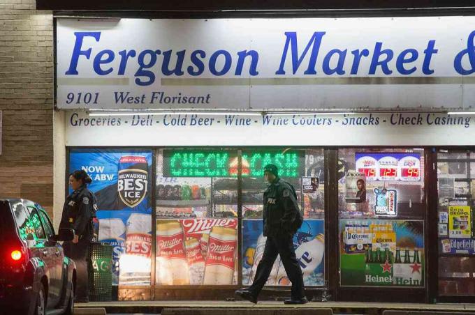 Полицейски служители пред Ferguson Market & Liquor по време на безредиците през 2014 г. във Фъргюсън, Мисури.