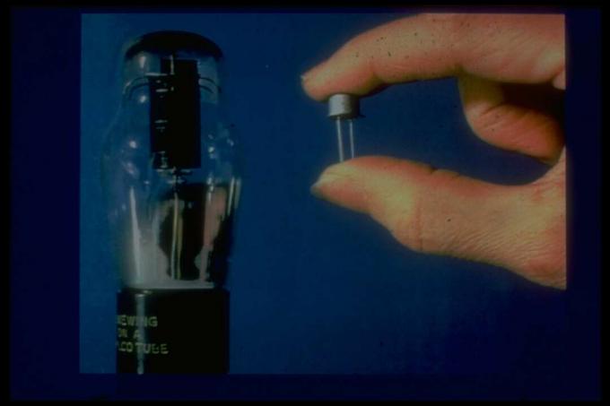 Вакуумна тръба и транзистор, функционални предшественици на полупроводникови чипове