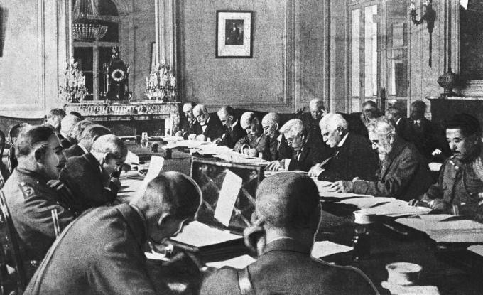Правителствени служители, изготвящи условията на Версайския договор.