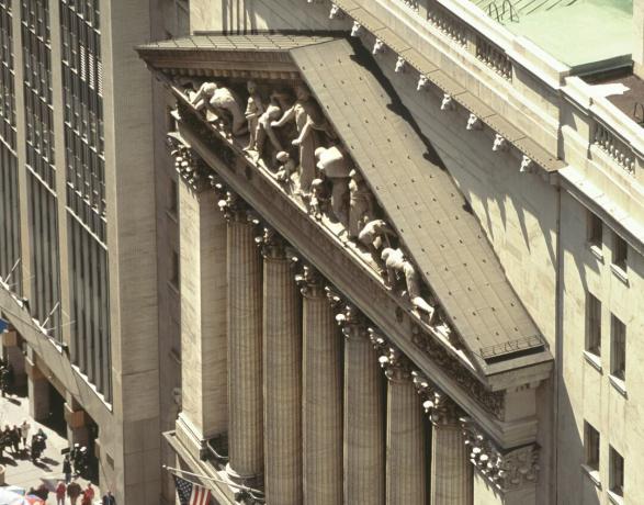 Фасада на NYSE Broad Street отгоре, фронтон, капандура