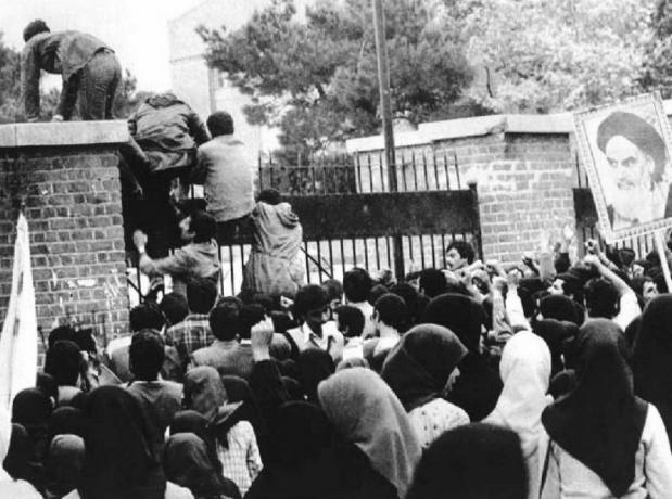 студенти от ранина нахлуват в посолството на САЩ в Техеран, 4 ноември 1979 г.