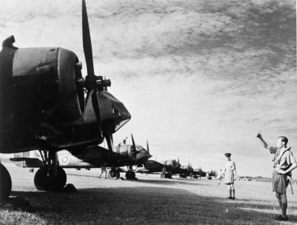 Ред от бомбардировачи на Бристол Бленхием се нарежда на пистата в Сингапур.