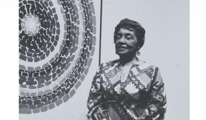 черно-бяло изображение на Алма Томас пред една от нейните абстракции в кръга