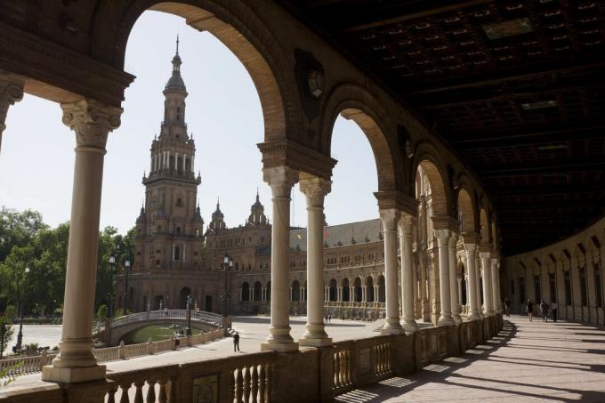 Испанска колонада, заобикаляща открита площада със стълбовидна структура