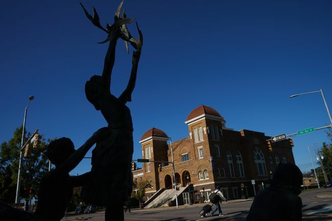 Изглед към статуята на " Четирите духа" и баптистката църква на 16-та улица в Бирмингам, Алабама.