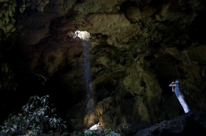 Турист прави снимки на входа на пещерата Calcehtok в Окскинток, щата Юкатан, на мексиканския полуостров Юкатан.
