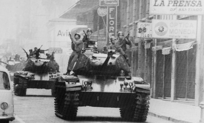 Войниците се возят на върха на танкове по улиците на Сантяго, Чили, докато генерал от армията Аугусто Пиночет полага клетва като президент.