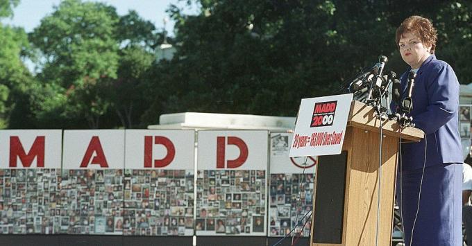 Майки срещу шофиране в нетрезво състояние (MADD) Националният президент Мили Уеб говори по време на митинг на 20 -годишнината пред Капитолия на САЩ, 6 септември 2000 г. във Вашингтон.