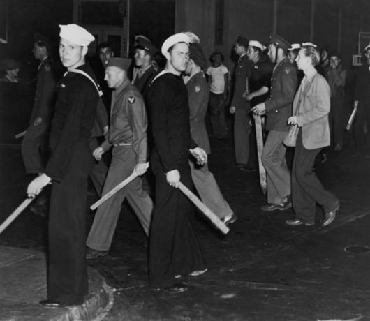 Банди американски моряци и морски пехотинци, въоръжени с пръчки по време на бунтовете в костюмите на Zoot, Лос Анджелис, Калифорния, юни 1943 г.