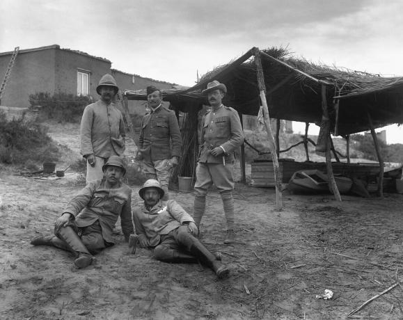 Военни кореспонденти, включително Rudyard Kipling, на остров Glover