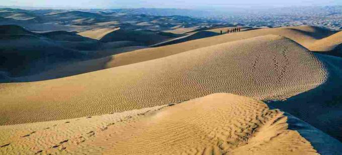 Безкрайна дюна в пустинята Такламакан