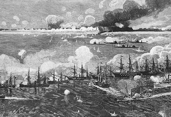 Съюзни бойни кораби в линия, стреляща по Форт Фишър.