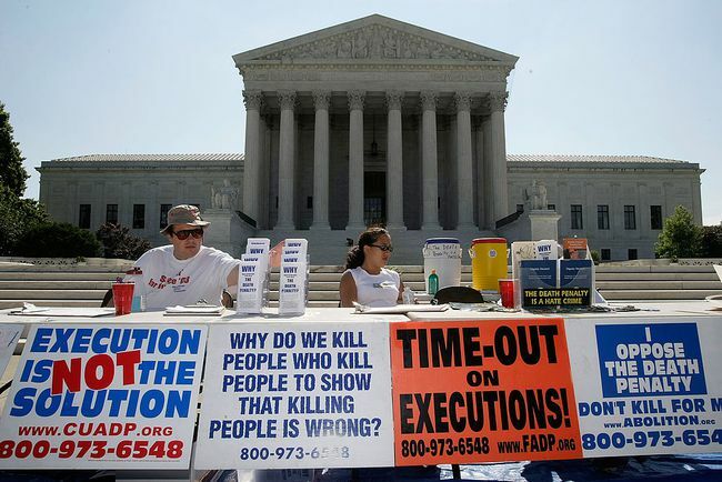 Активисти участват в бдение срещу смъртното наказание пред Върховния съд на САЩ на 1 юли 2008 г. във Вашингтон, окръг Колумбия.