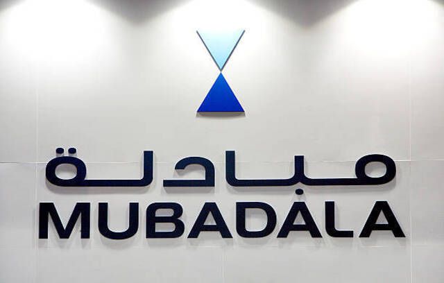 Логото на Mubadala Development Co., изложено на изложбения им щанд по време на изложението в Сингапур в Сингапур