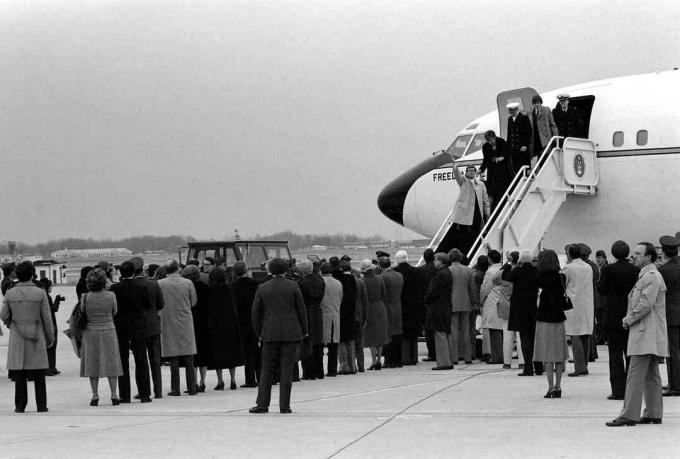 Освободени американци заложници слизат от Freedom One, самолет на ВВС VC-137 Stratoliner, при пристигането им в базата, 27 януари 1981 г.